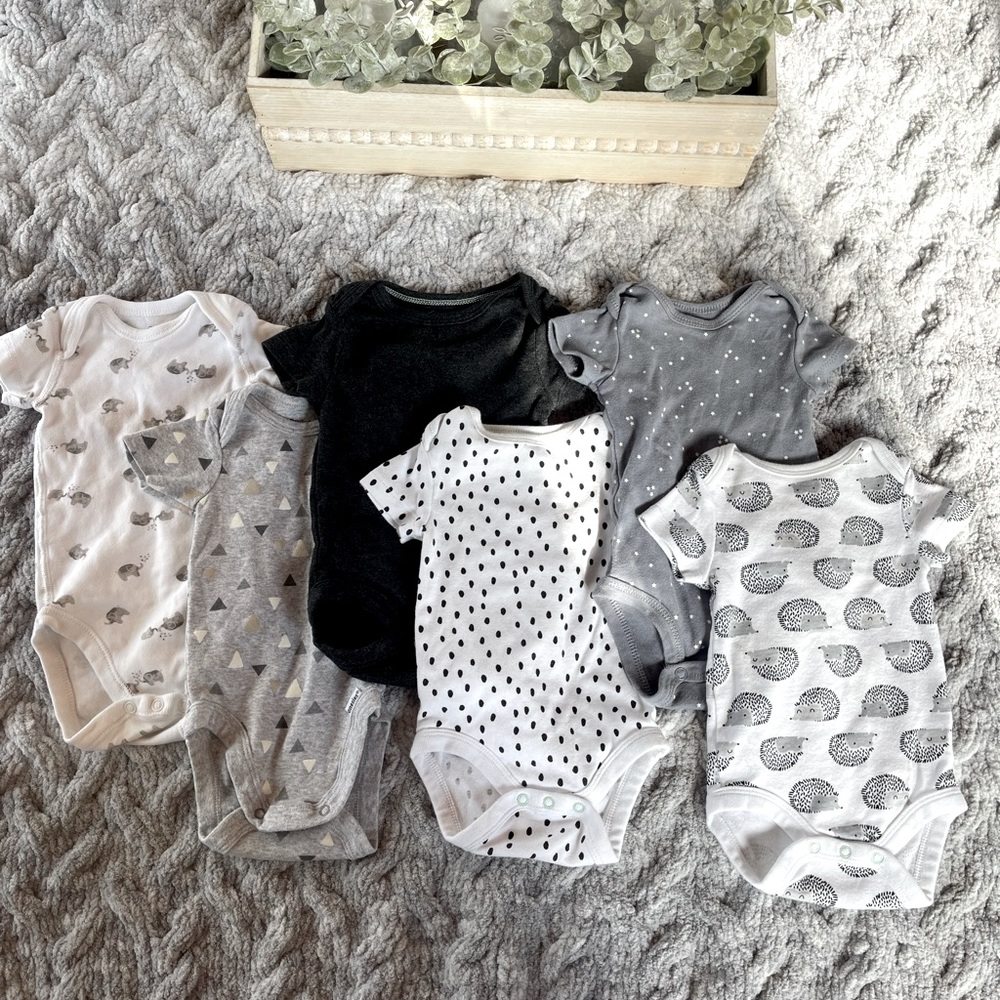 Set of 6 center neutral onesies
